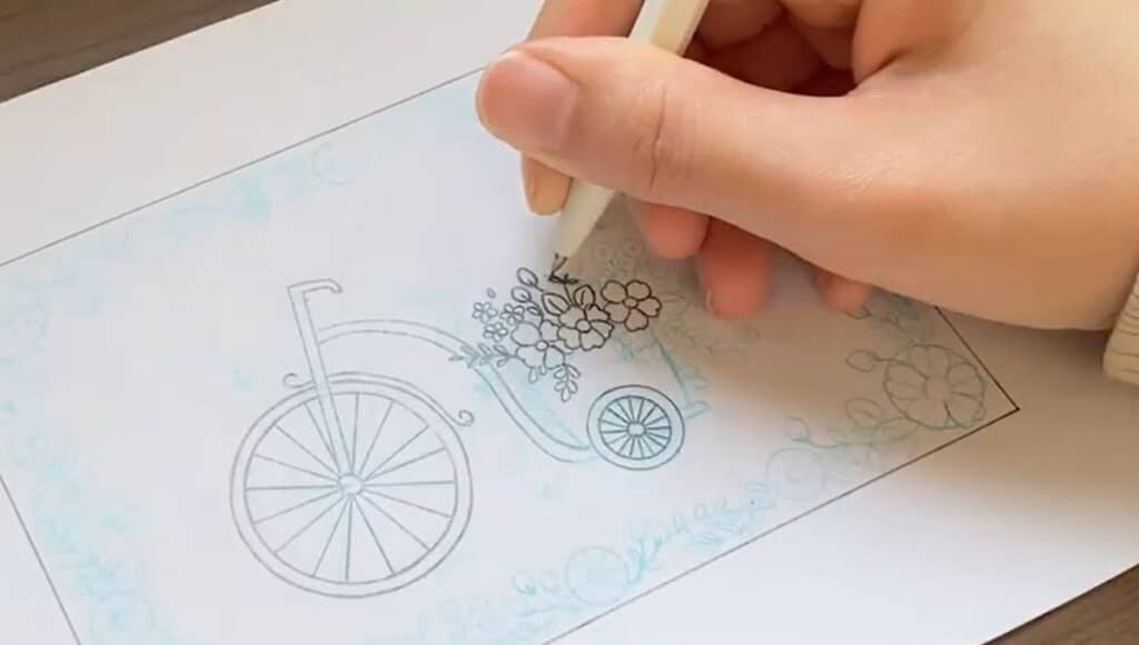 刺しゅうの図案を描きます