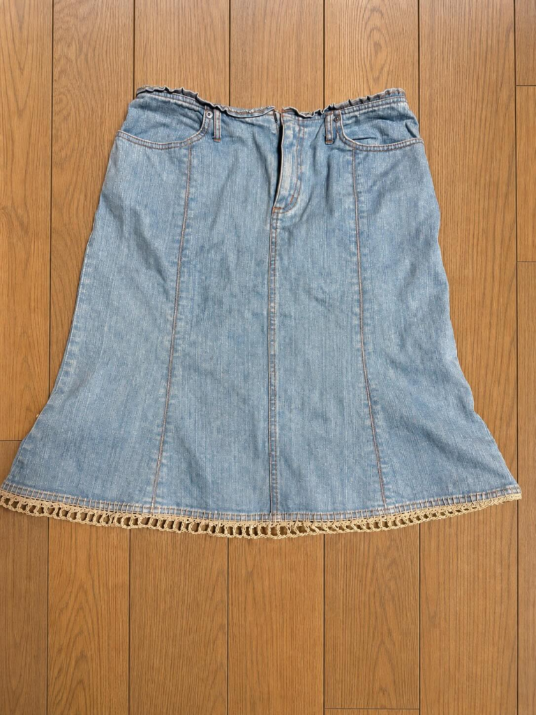 20年前に買ったというデニムスカートに、コットン糸を組み合わせていく