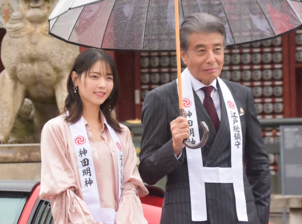 フォトセッションで笑顔を見せる舘さんと西野さん