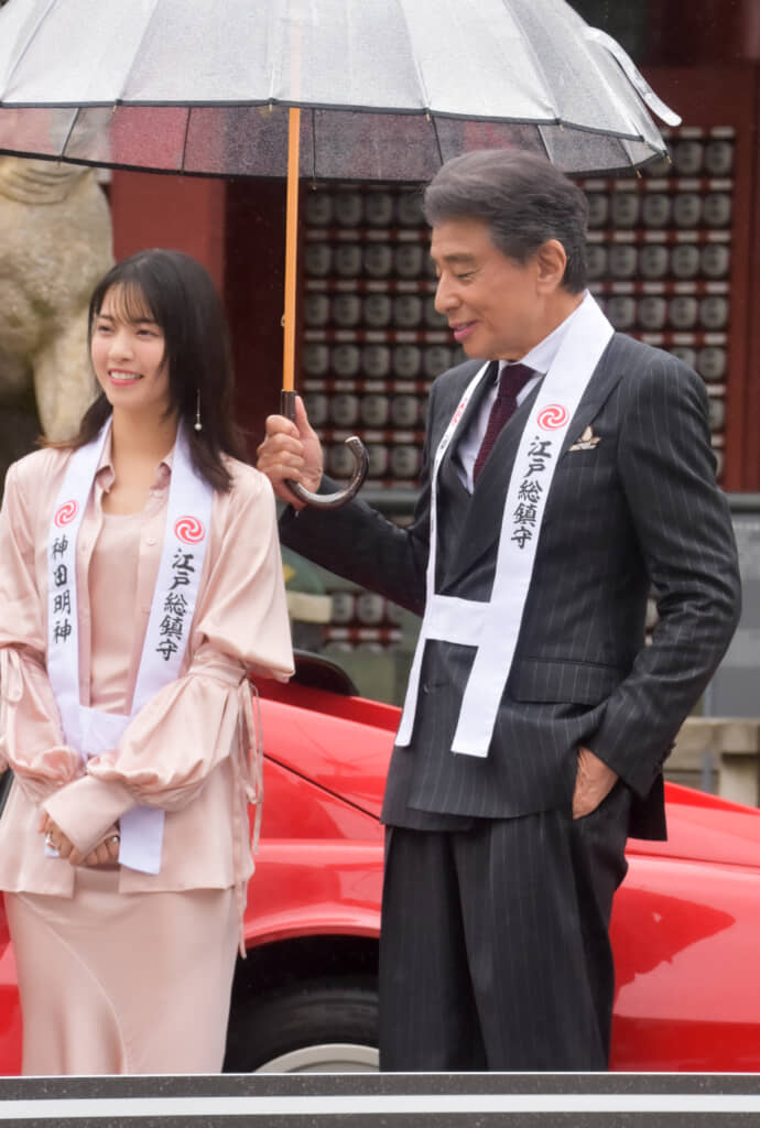 西野さんが雨に濡れないように傘を寄せる舘さん