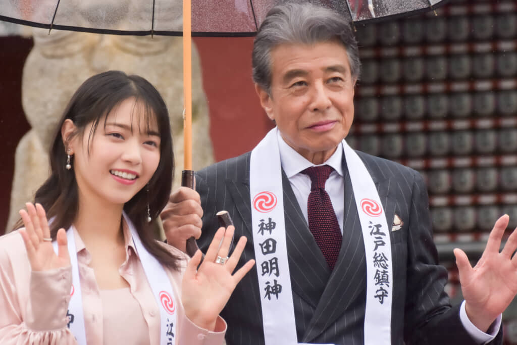 「免許返納!?」の大ヒット祈願イベントに登壇した舘さん(右)と西野さん