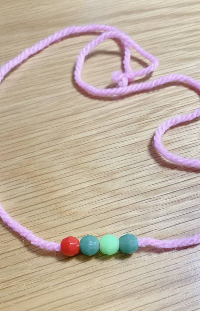 3歳の娘さんが幼稚園で作ったネックレス