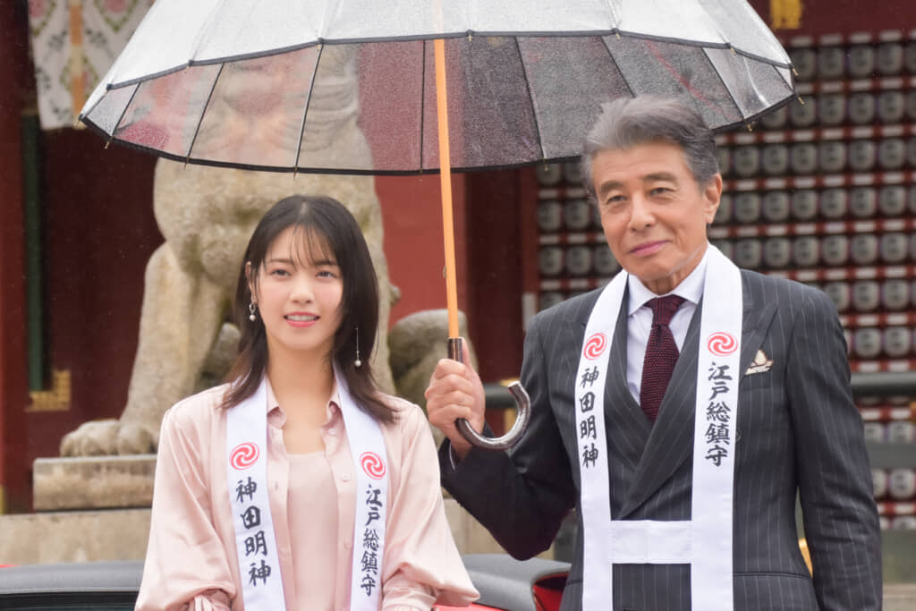 1つの傘を使う舘さんと西野さん