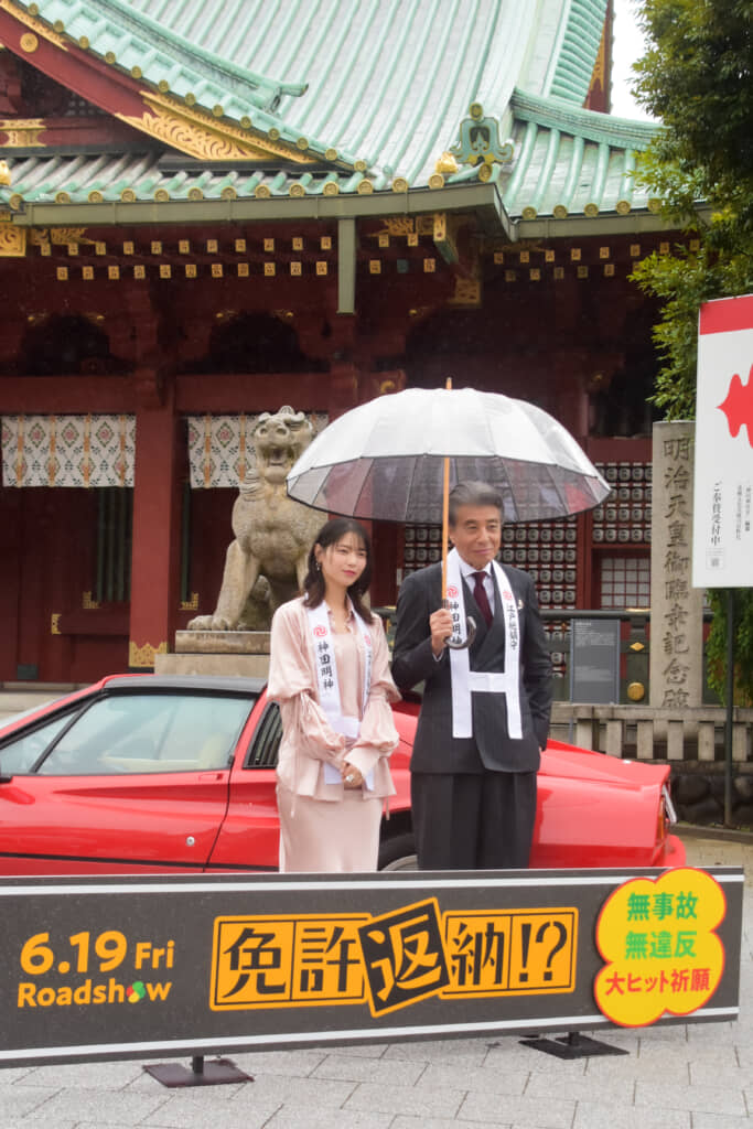 真っ赤なフェラーリの前に立つ舘さん（右）と西野さん