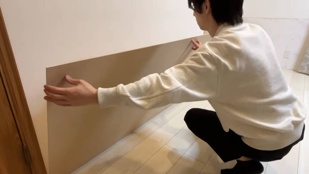 板を壁に貼り付ける