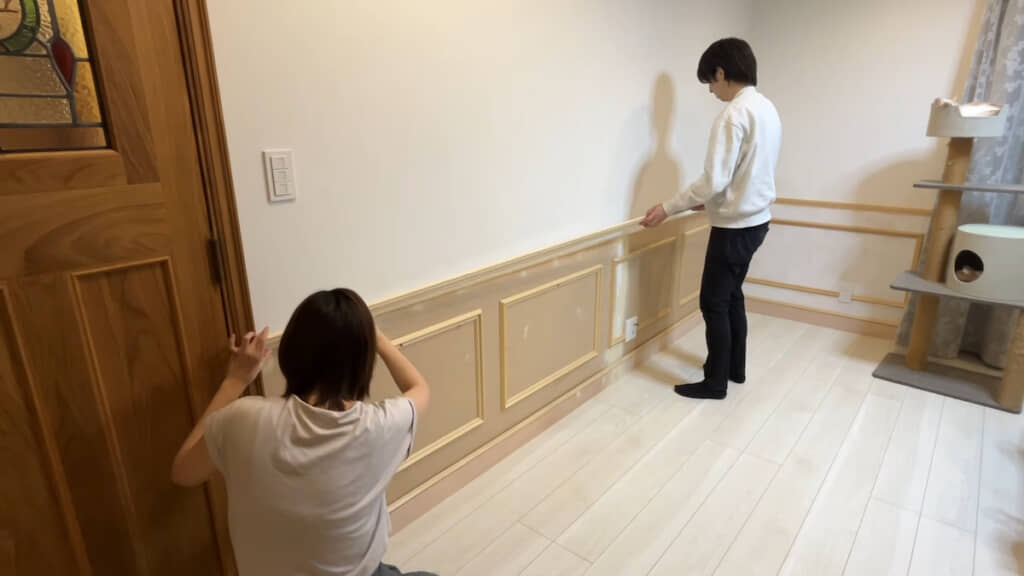 モールディングを設置していく