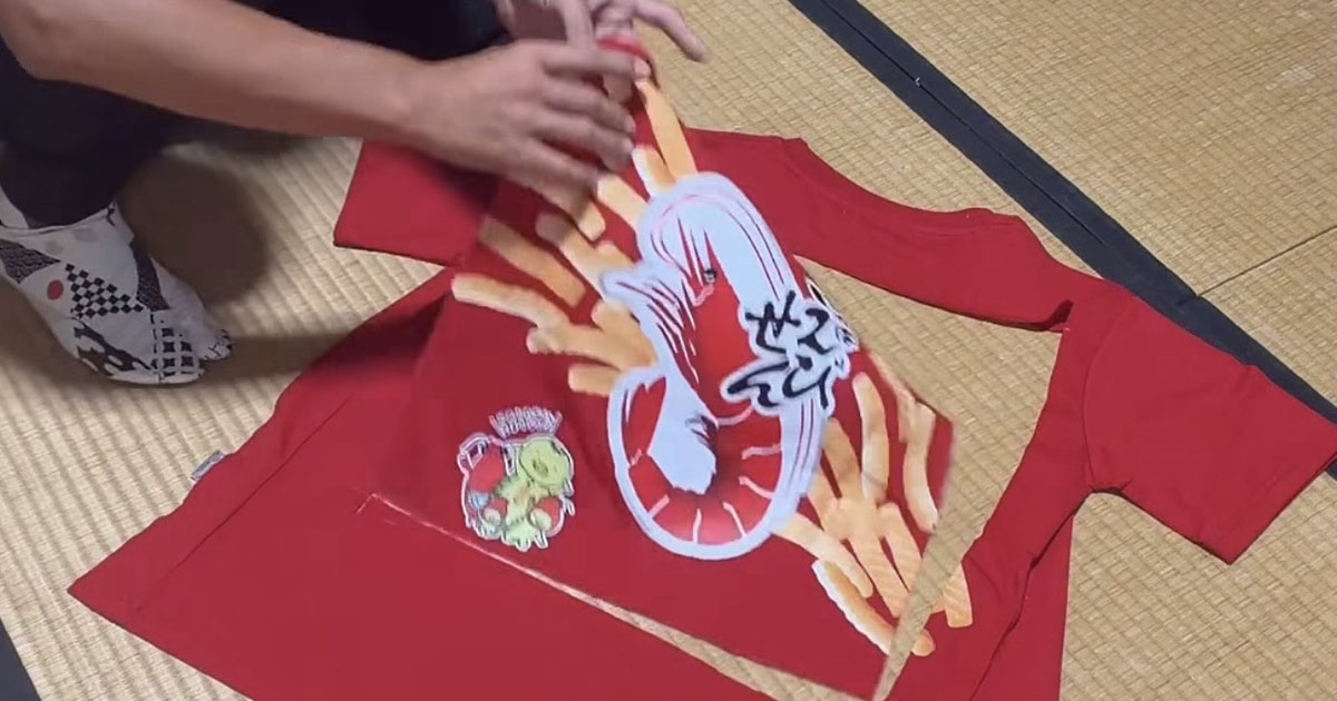 しまむらの“かっぱえびせん”Tシャツ→四角く切って、縫い合わせたら……　驚きの大変身に「本当にすげえ職人技」「シンプルに欲しいです！」（1/2） | ハンドメイド ねとらぼ