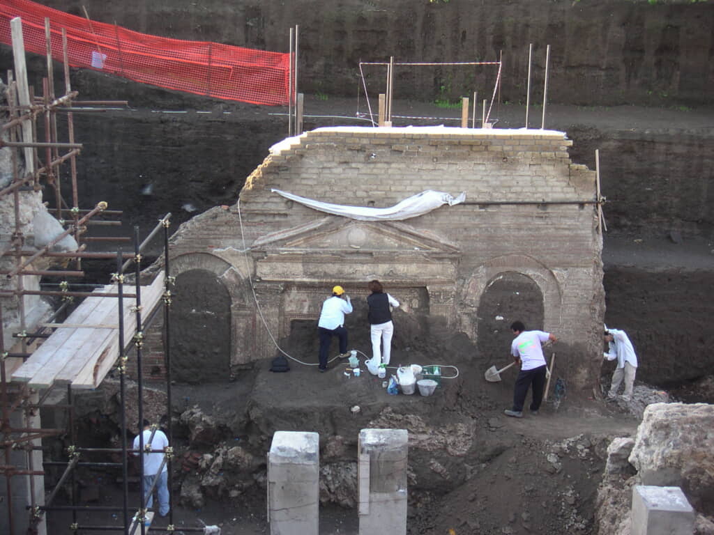 2世紀の建物の正面ゲートの画像