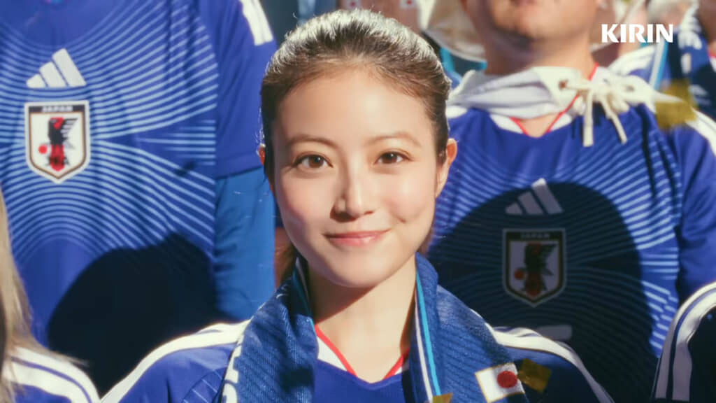 サッカー日本代表のユニホームを着た今田美桜さん（画像引用：YouTubeチャンネル「キリンビール / KIRIN BEER」）