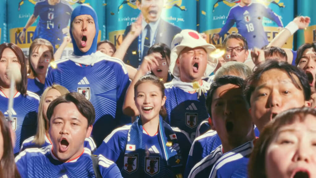 今田美桜さんの背後にいた長身の人物はサッカー系YouTuberのコハロンさん（画像引用：YouTubeチャンネル「キリンビール / KIRIN BEER」）