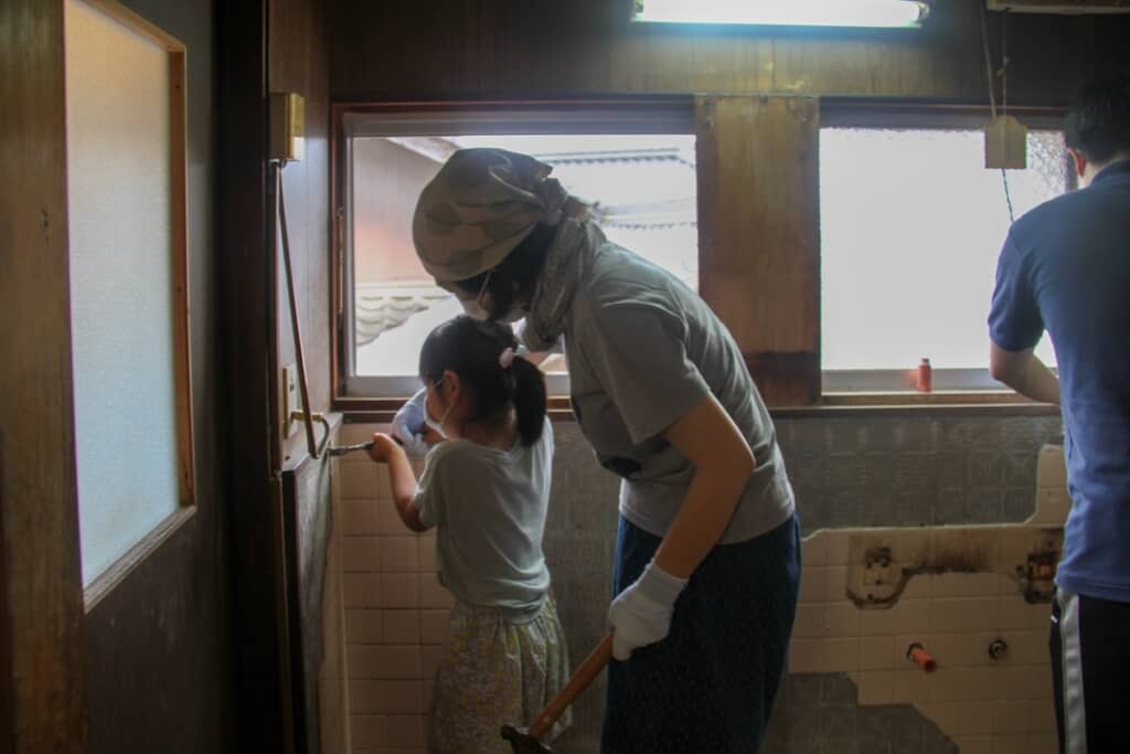 子どもたちにも手伝ってもらい、みんなでDIY