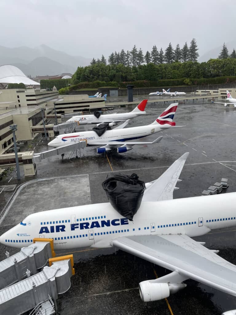 東武ワールドスクウェアの飛行機ミニチュアに土嚢が乗っているところ