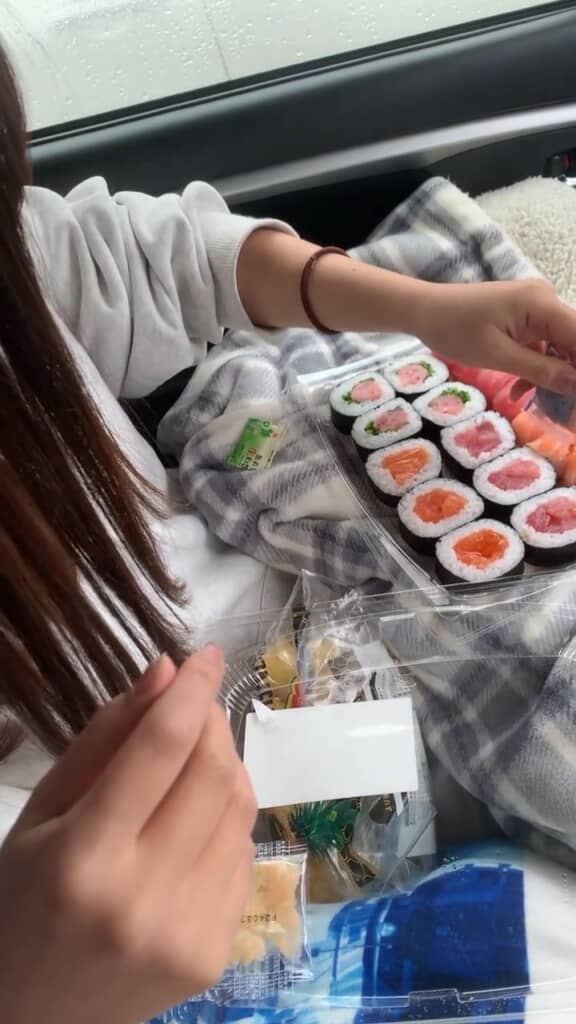 1つ1つ醤油を垂らしていく彼女さん