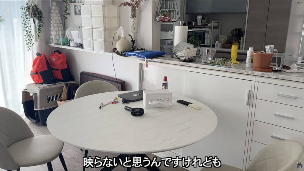まだ片付け途中のダイニング