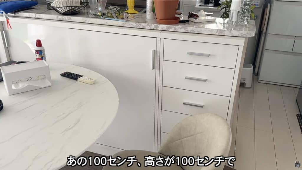 カウンターの下にジャストサイズな棚を設置