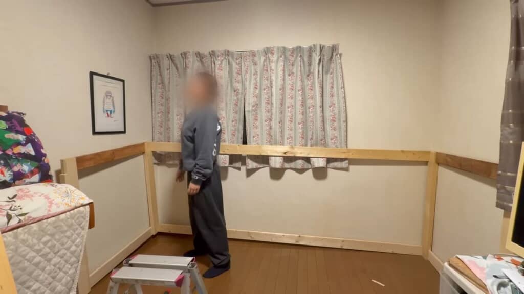 フレームを組んだが部屋の壁にピッタリとくっつかない