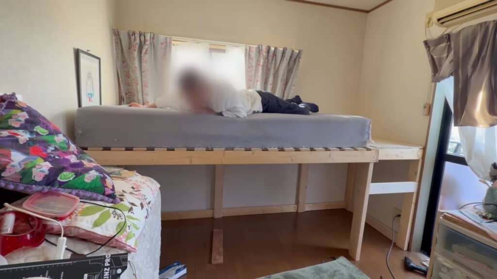 マットレスを敷いて横になる投稿者