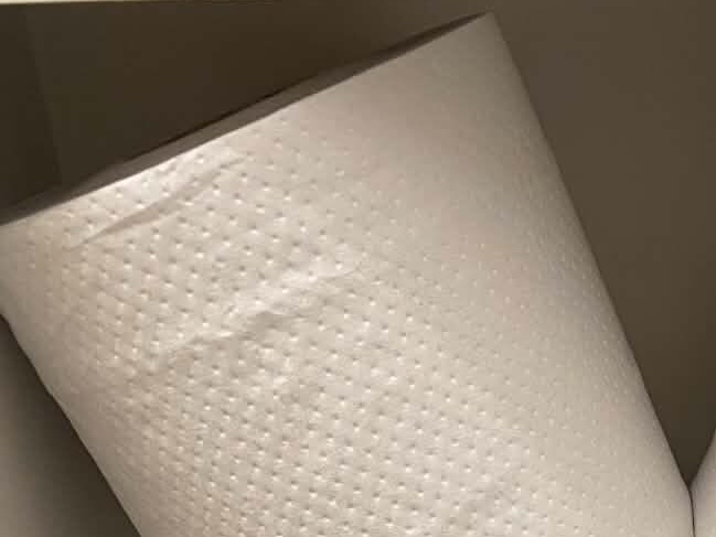 トイレットペーパーをしまってある棚を開けると……