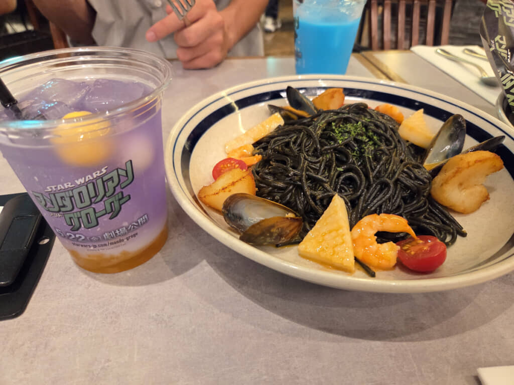 今回のコラボメニュー「ブラック・シーフードビスクパスタ」。イカスミの黒よりもすごいやつが、実は2年前のコラボメニューにありました