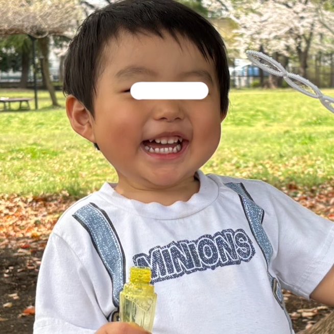 現在の息子さん。プライバシー保護の目隠しを差し引いてもお母さんと似てる。そしてたぶん、目隠しを外しても似てる