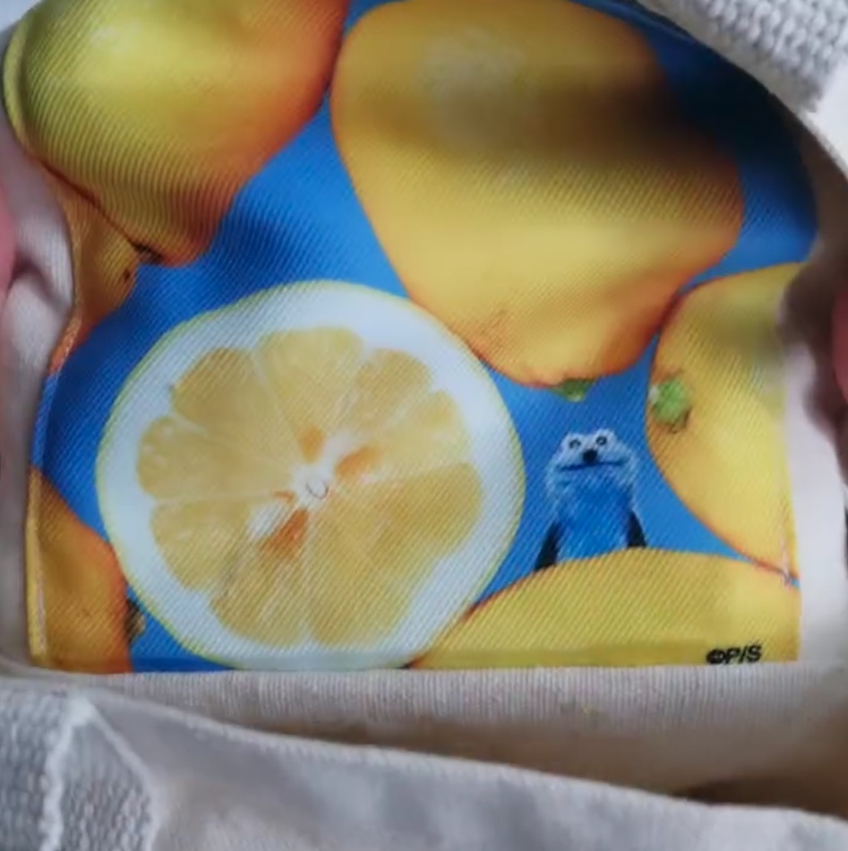 小さな内ポケットは巾着で