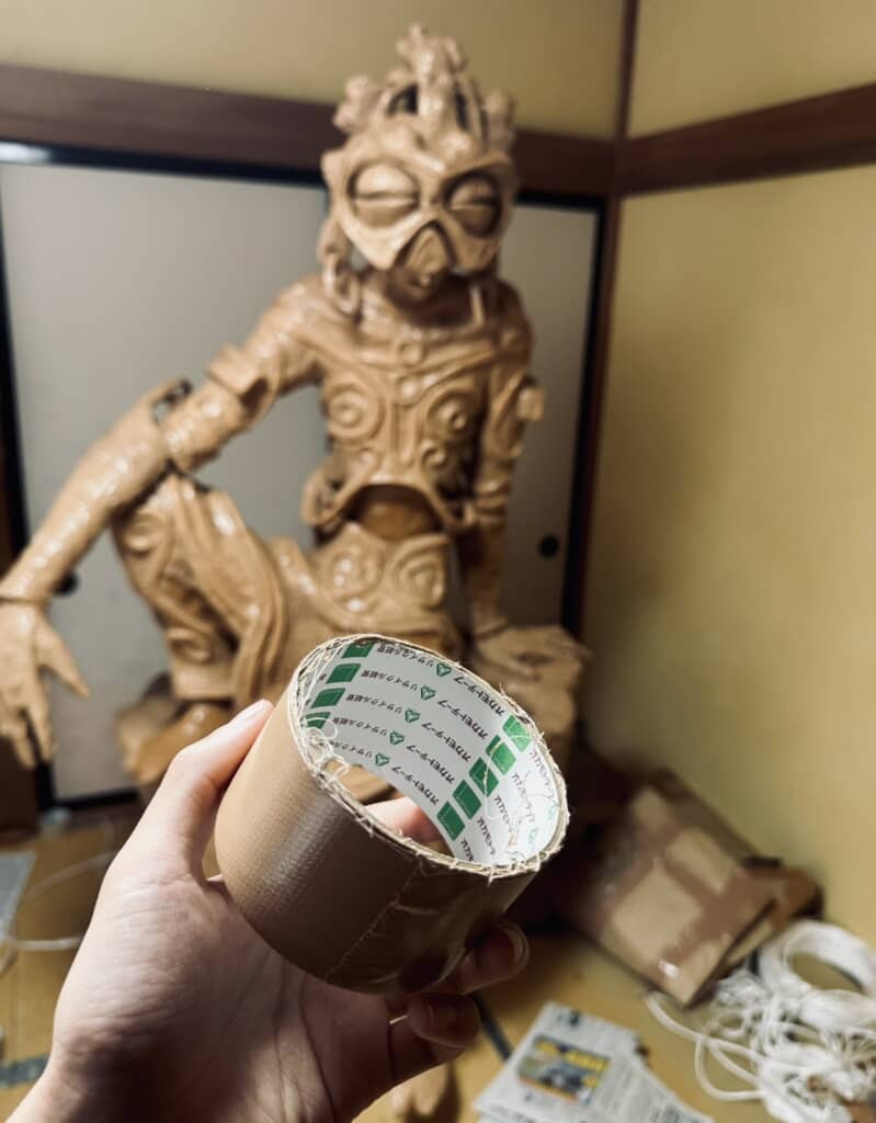 新聞紙とガムテープで作った仏像のような作品
