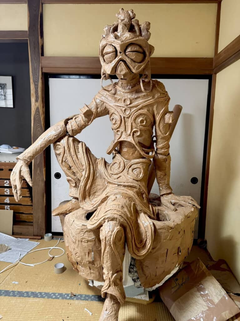 頭部が遮光器土偶を思わせるデザイン