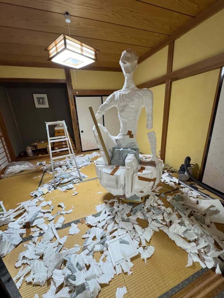 削り出して体の部分を整えていく様子