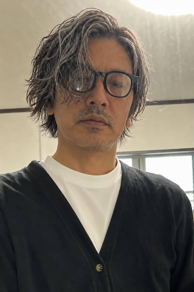 白髪＋シルバーメッシュでオシャレなイケオジに