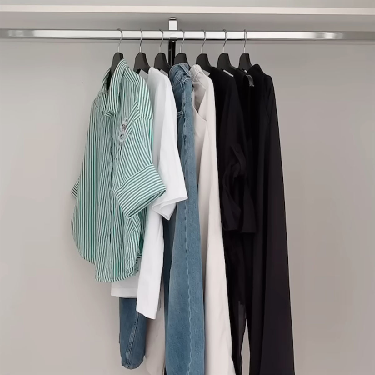 アラフォー3児ママ、夏服を“たった7着”にしたら……　おしゃれな着回しコーデに「少ない枚数での合わせ素敵です」「真似したい」（1/3） | 女性 ねとらぼ