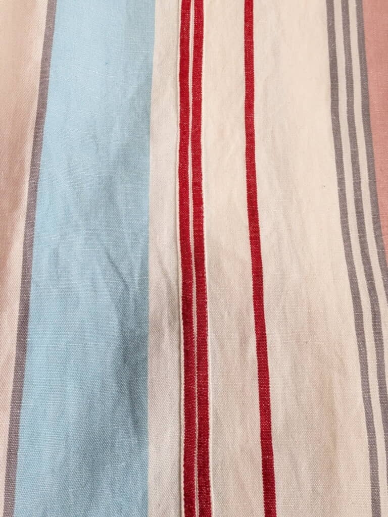 赤いラインがおしゃれですね