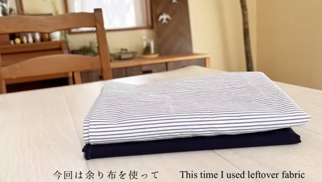 ストライプと紺色の2種類の余り布を使います