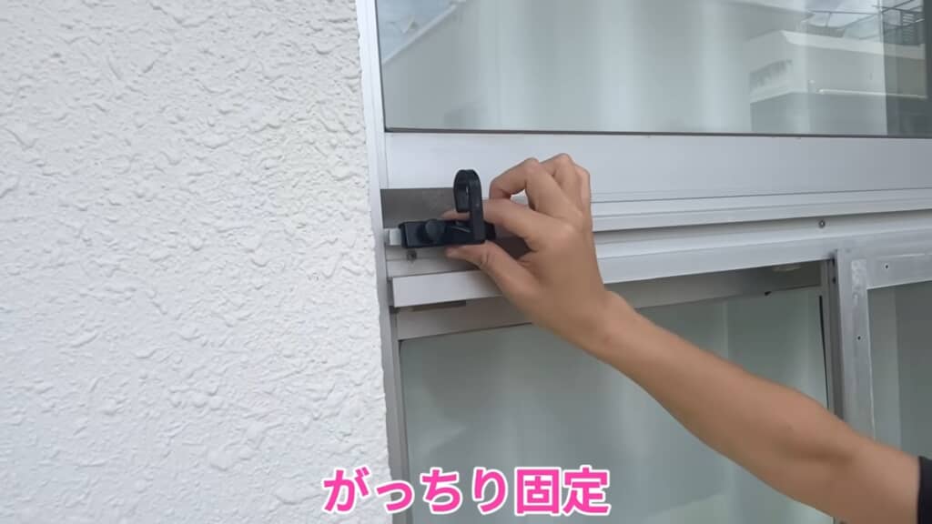 パーツを差し込んでネジで固定したら