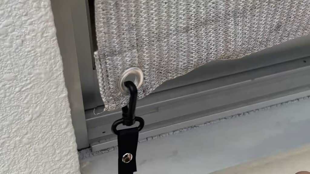 サンシェードの穴をフックにひっかけると……