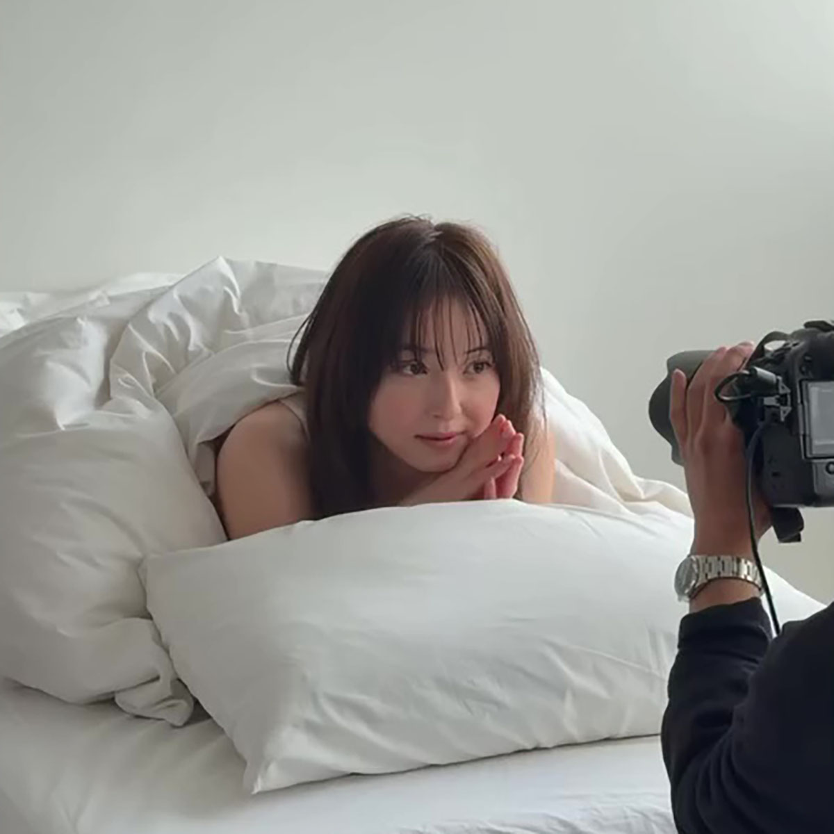 「ほんとに母なの?笑」佐々木希の“信じられない姿”にSNSざわつく「足こんなに細かった?」「カメラマンも大変だ」(1/3) | エンタメ ねとらぼ
