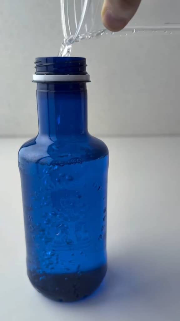 水の量はスポンジの下半分が浸かる程度