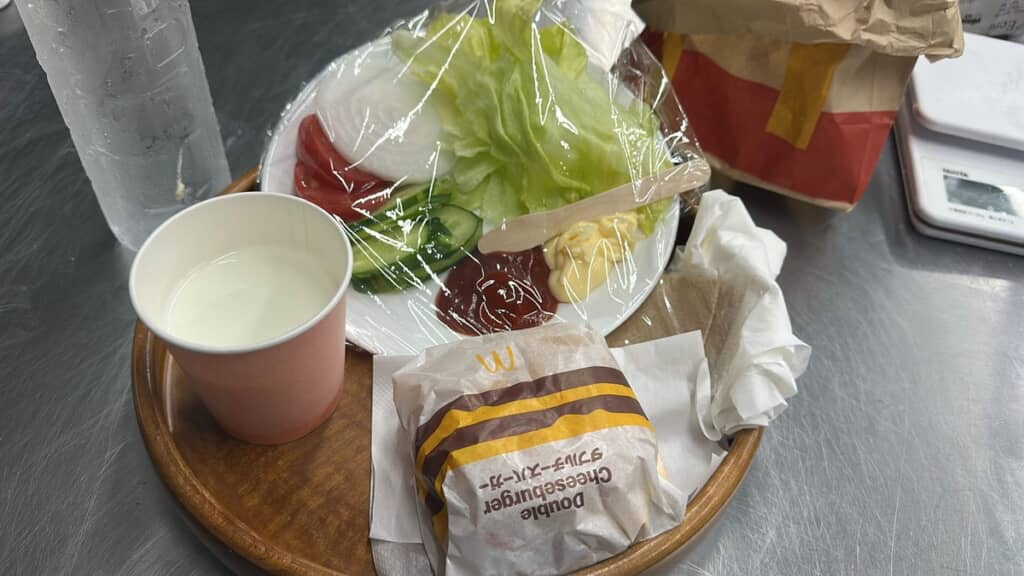義母が届けてくれたダブルチーズバーガーと野菜プレート