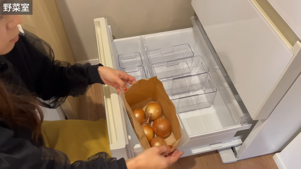 玉ねぎは紙バッグをセットした専用ボックスに
