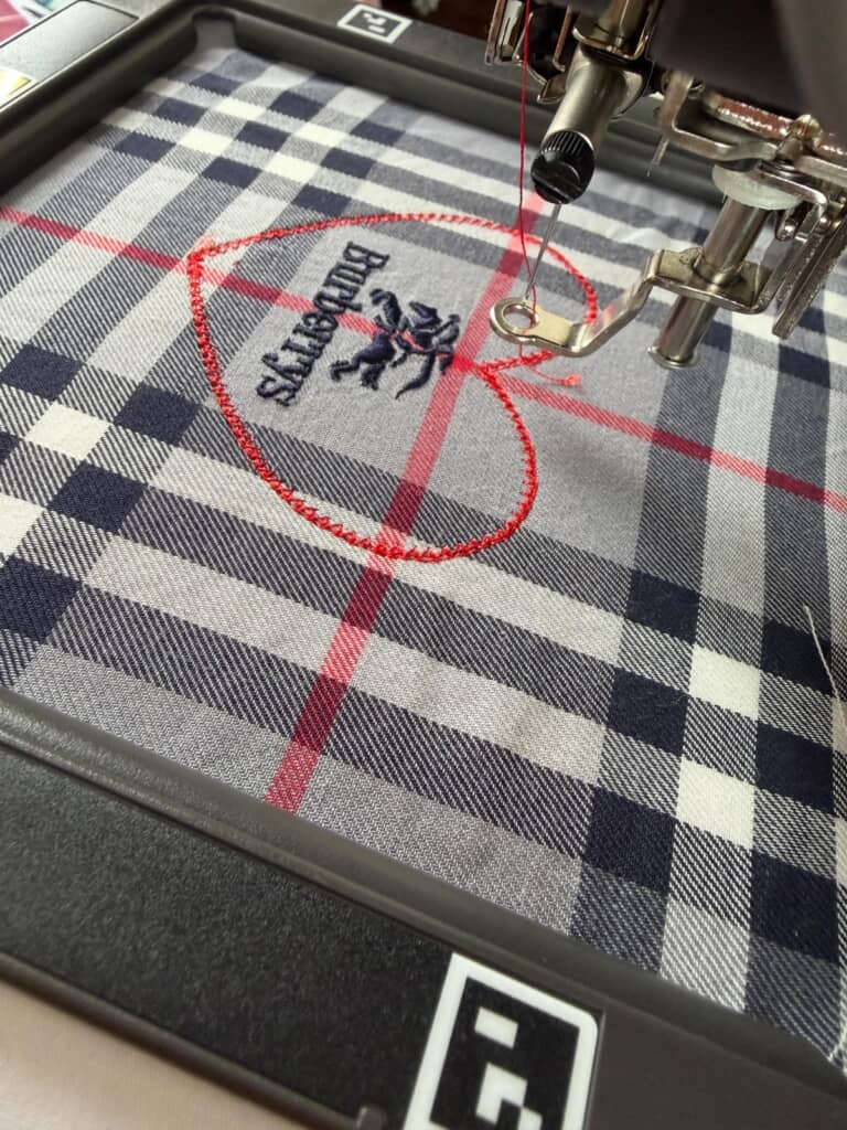 ロゴマークにハート型のステッチをして
