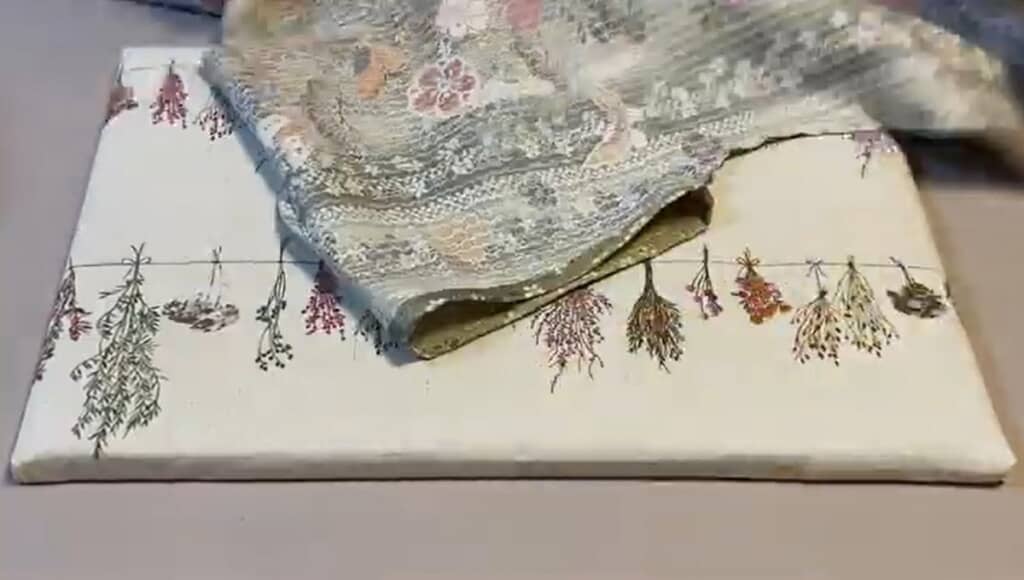 袖口を三つ折りにします