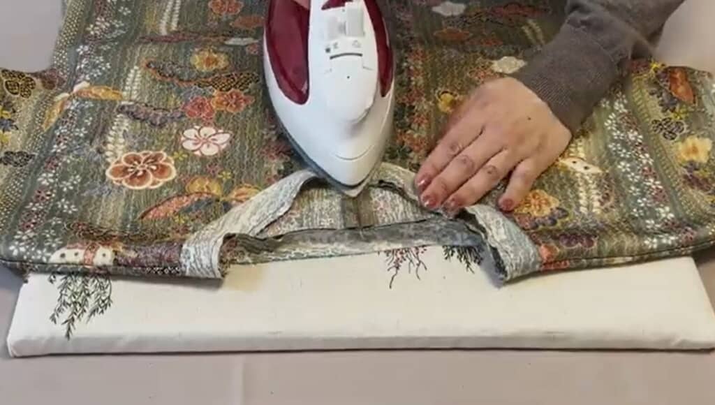 アイロンで縫い代を割ります