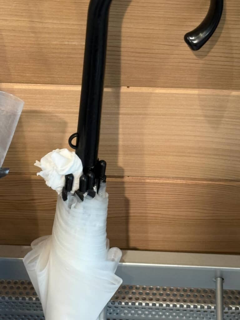 ティッシュが挟まれた傘