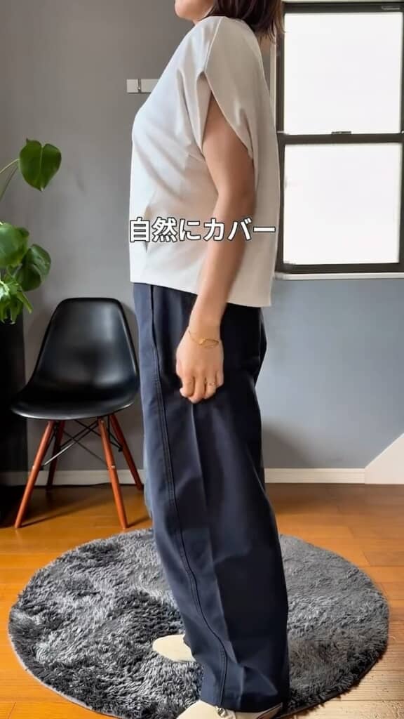 二の腕と肩まわりを自然にカバーしてくれるフレンチスリーブ