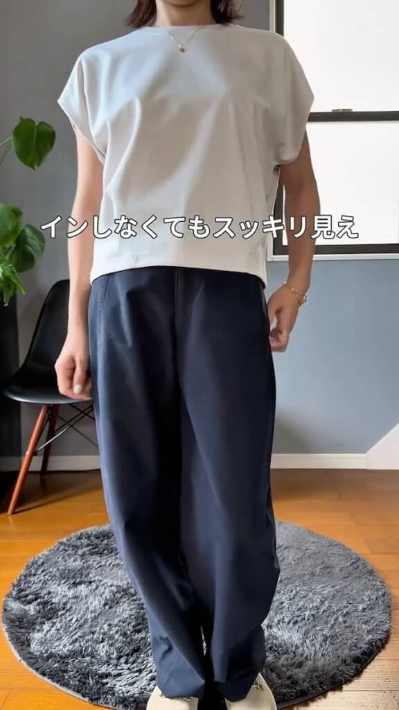 タック入りのデザインで、インしなくてもすっきり見え