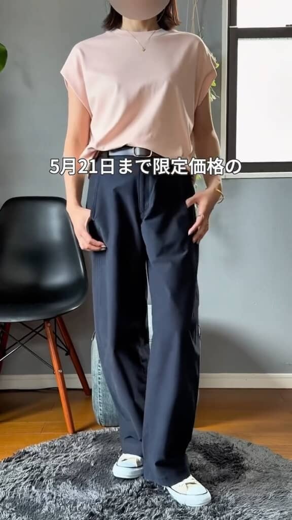 ピンクTシャツ×ネイビーパンツ