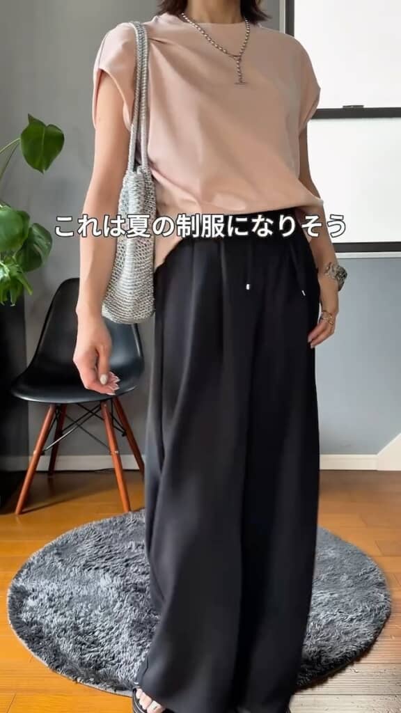 ピンクTシャツ×ブラックパンツ