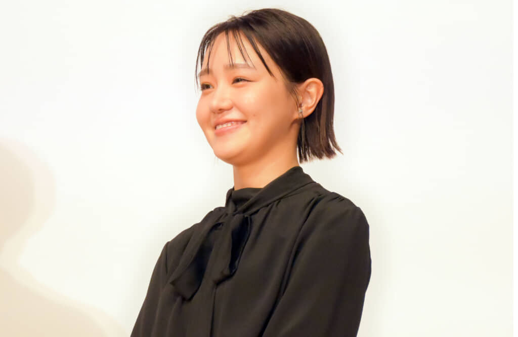 映画『死ねばいいのに』の完成披露上映会舞台あいさつに登壇した奈緒さん