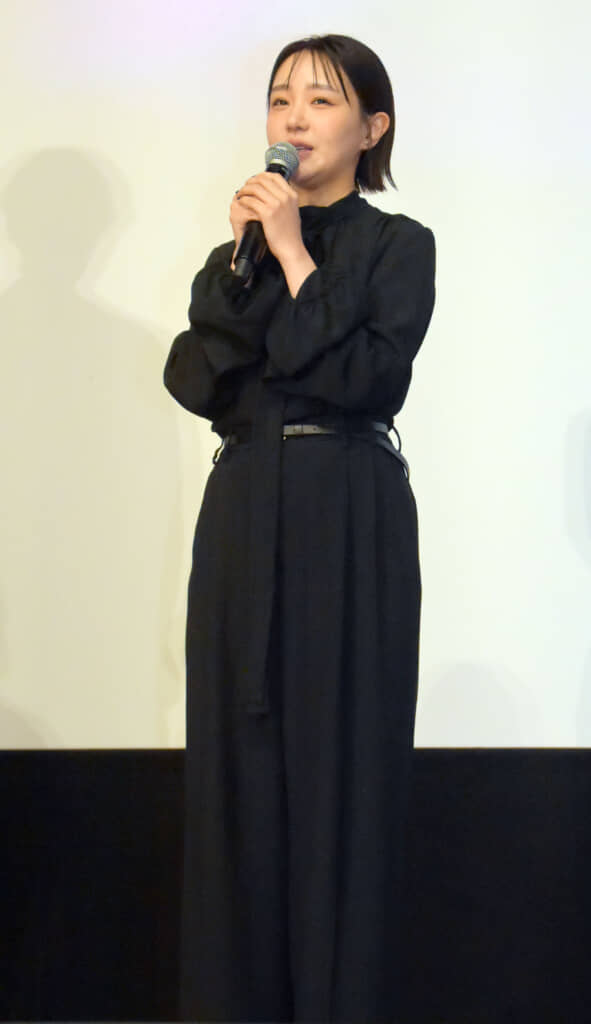 オールブラックのコーデで登壇
