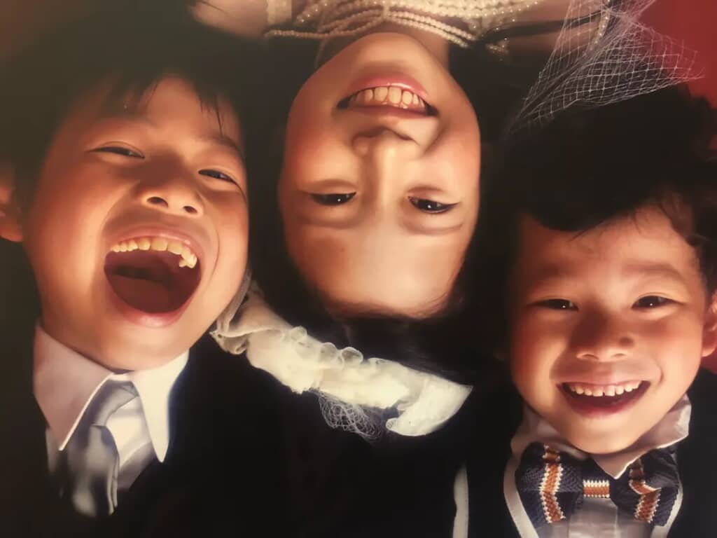 子どものころの3きょうだい。仲の良さが伝わってくるステキな写真