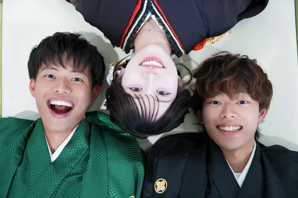 15年後、大人になった3人は再び同じ構図で記念写真を撮影! みんな立派に育ちました